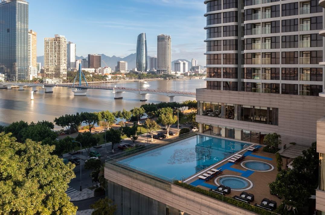 Meliá Vinpearl Đà Nẵng Riverfront tọa lạc tại trung tâm với vị trí đắc địa bên bờ sông Hàn