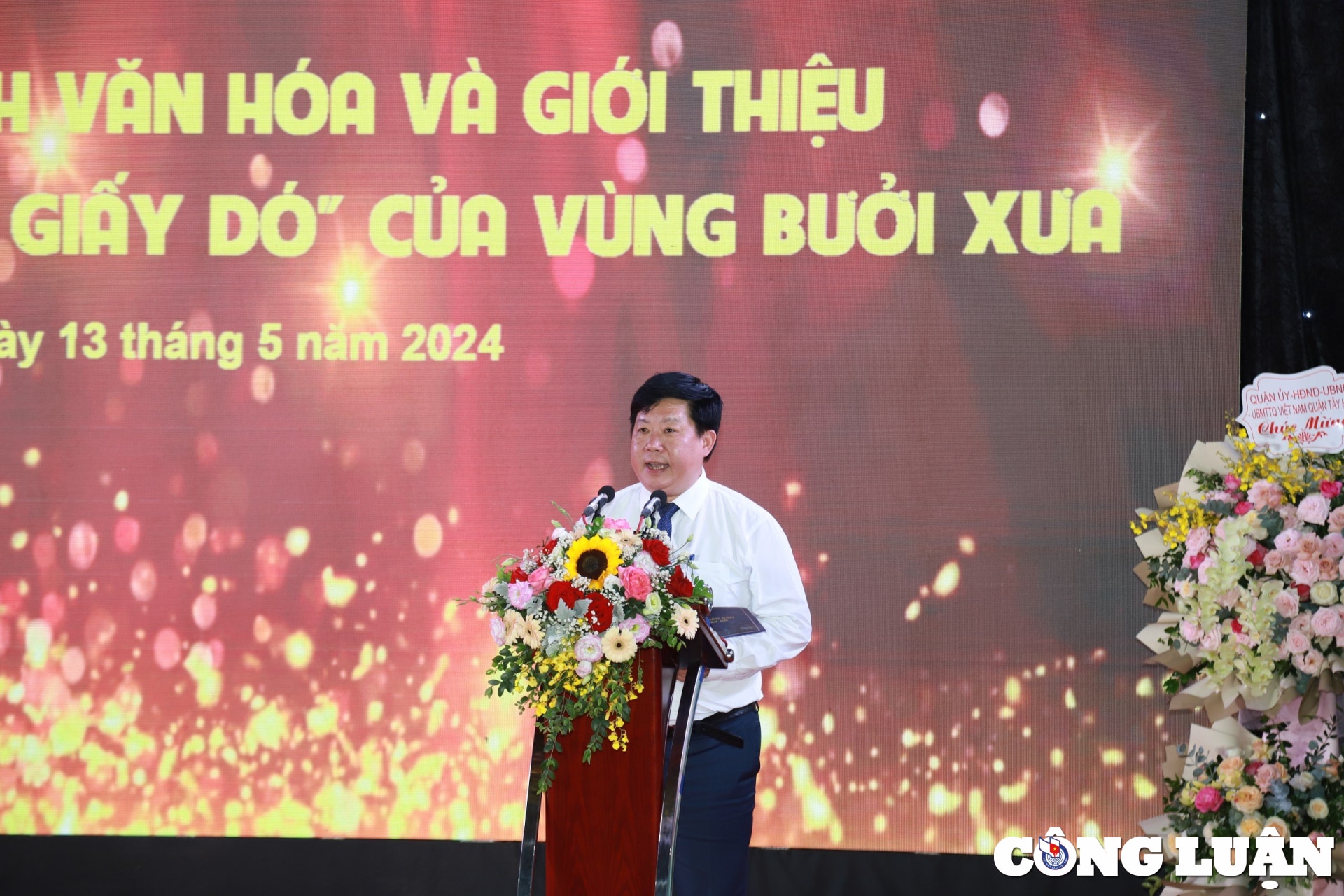 phuc dung va quang ba mo hinh lang nghe giay do vung buoi xua hinh 2