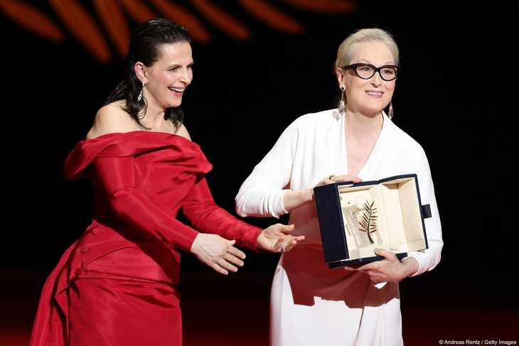 Juliette Binoche trao giải Cành Cọ Vàng danh dự cho Meryl Streep - Ảnh: Getty Images