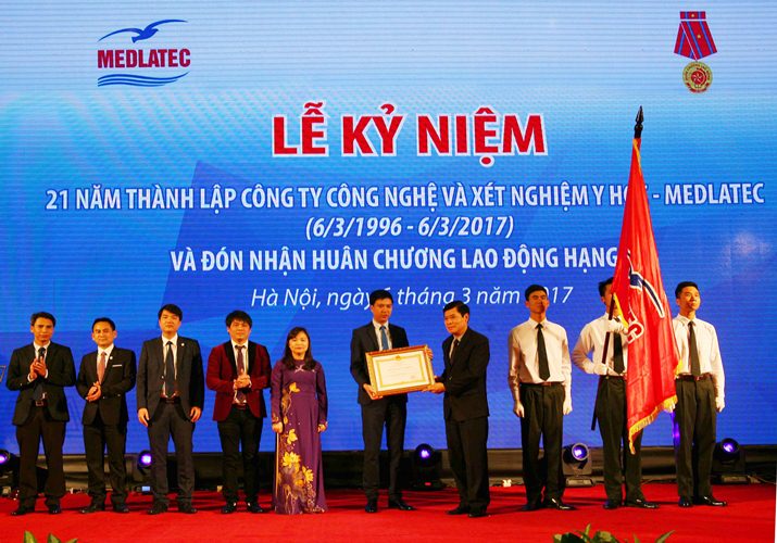 BVĐK MEDLATEC đón nhận Huân chương Lao động hạng Ba dịp lễ kỷ niệm 21 năm thành lập.