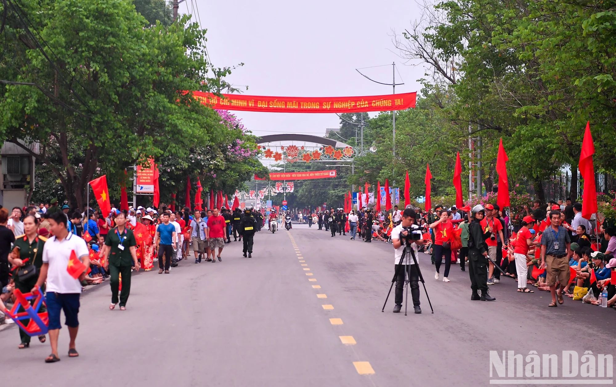 [Ảnh] Phố phường Điện Biên Phủ đông kín người chờ đón lễ diễu binh, diễu hành ảnh 8