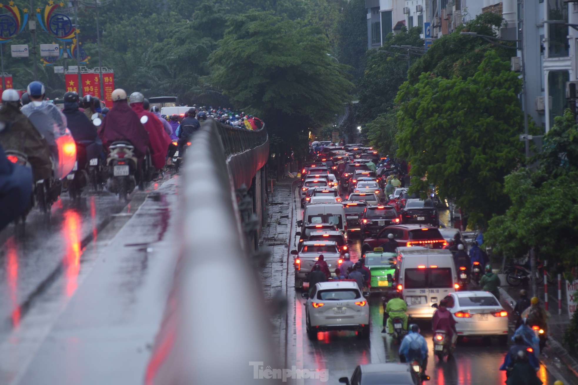 Mưa lớn giờ tan tầm, đường phố kẹt cứng, người Hà Nội loay hoay tìm lối về nhà ảnh 6