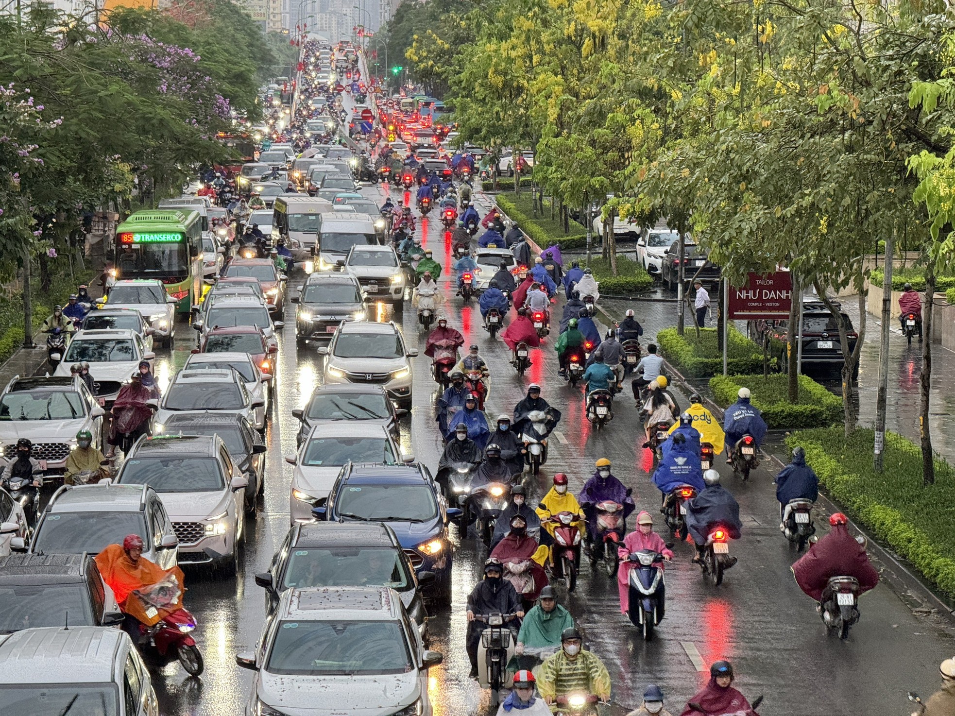 Mưa lớn giờ tan tầm, đường phố kẹt cứng, người Hà Nội loay hoay tìm lối về nhà ảnh 11