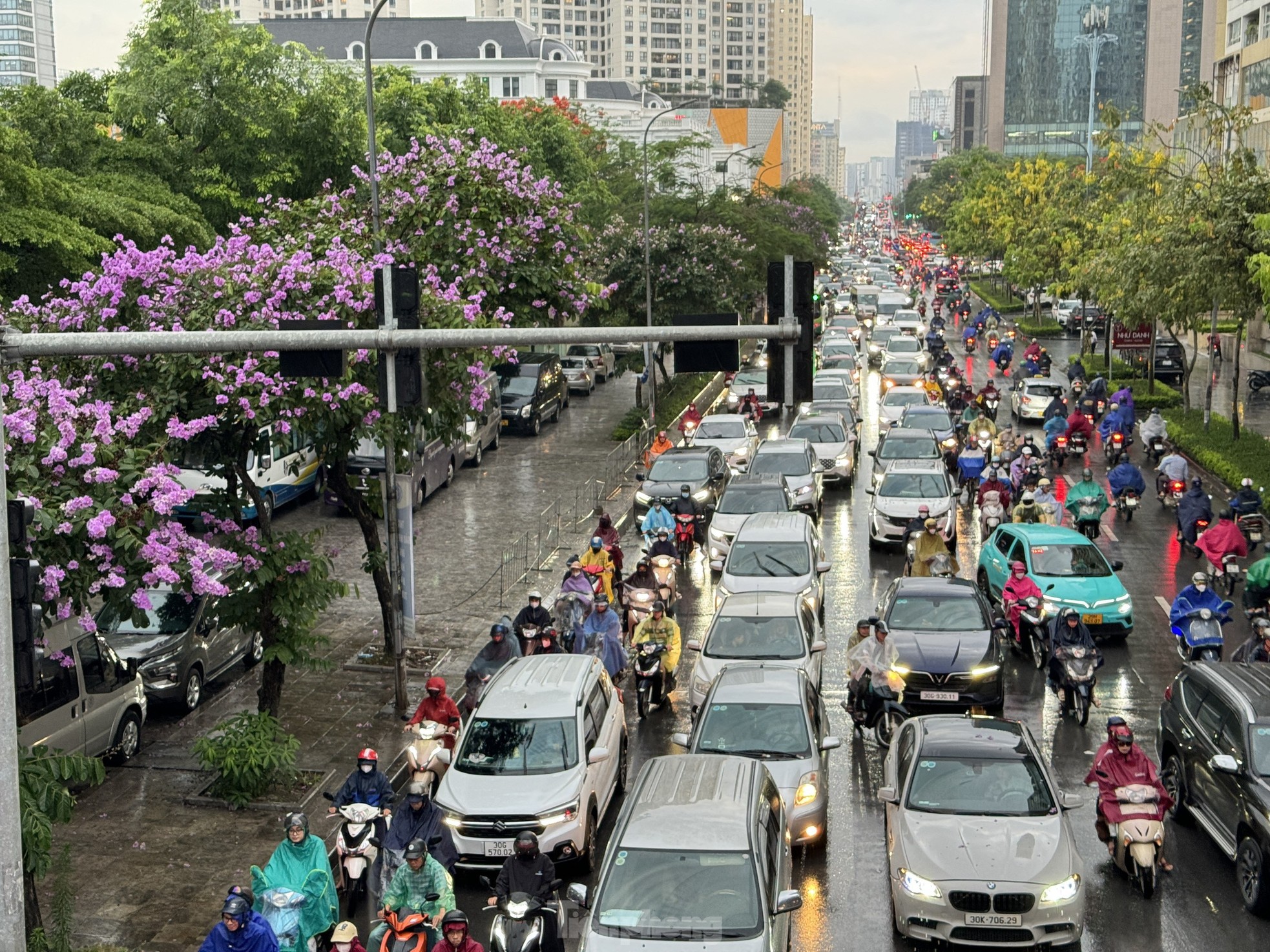 Mưa lớn giờ tan tầm, đường phố kẹt cứng, người Hà Nội loay hoay tìm lối về nhà ảnh 12