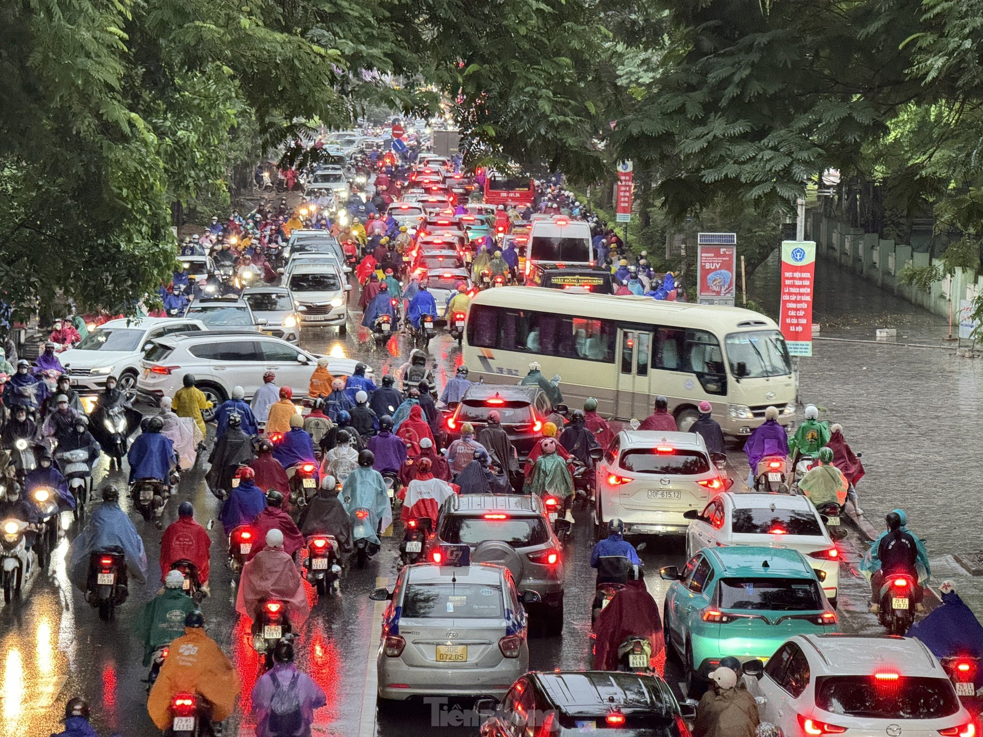 Mưa lớn giờ tan tầm, đường phố kẹt cứng, người Hà Nội loay hoay tìm lối về nhà ảnh 13