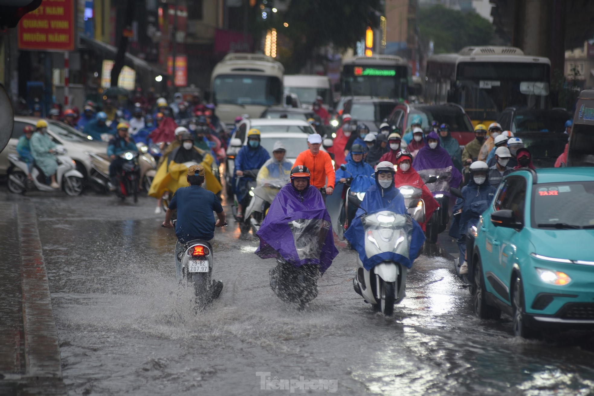 Mưa lớn giờ tan tầm, đường phố kẹt cứng, người Hà Nội loay hoay tìm lối về nhà ảnh 14