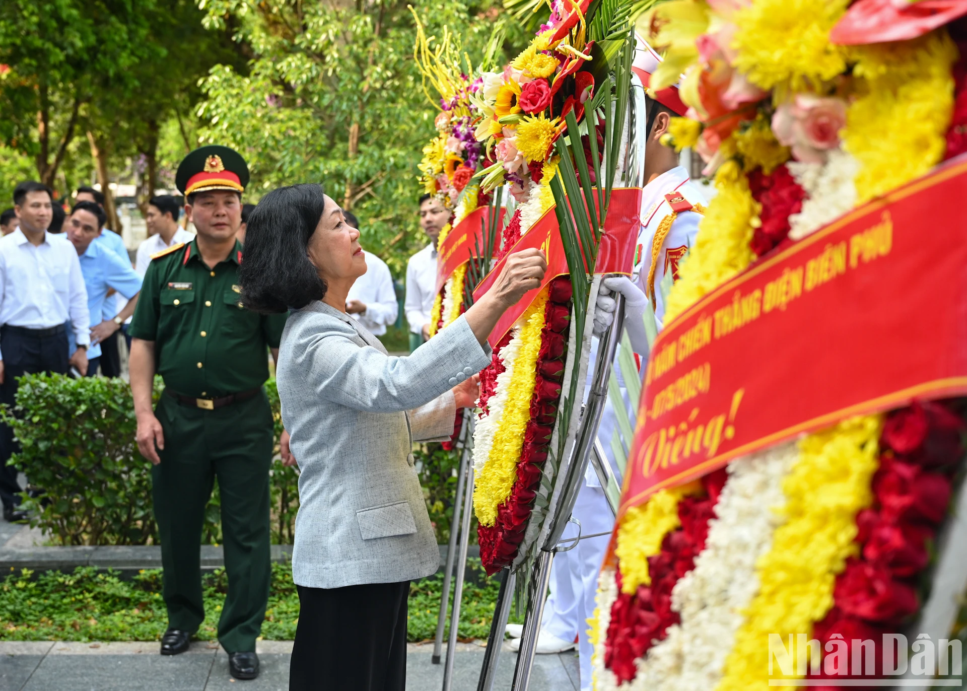 [Ảnh] Lãnh đạo Đảng, Nhà nước dâng hương, tưởng niệm các Anh hùng, liệt sĩ tại thành phố Điện Biên Phủ ảnh 4