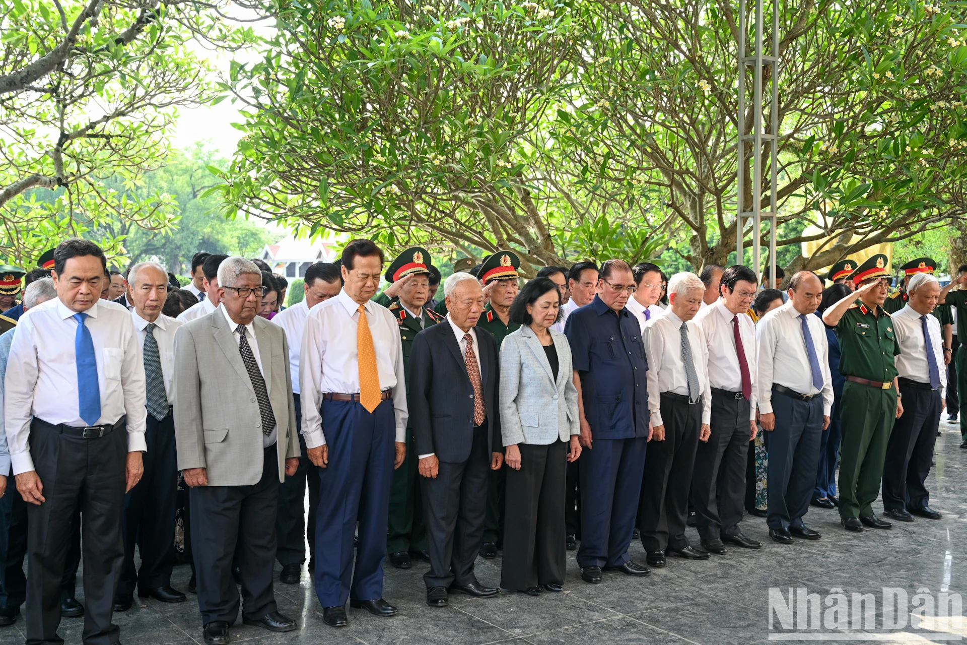 [Ảnh] Lãnh đạo Đảng, Nhà nước dâng hương, tưởng niệm các Anh hùng, liệt sĩ tại thành phố Điện Biên Phủ ảnh 3