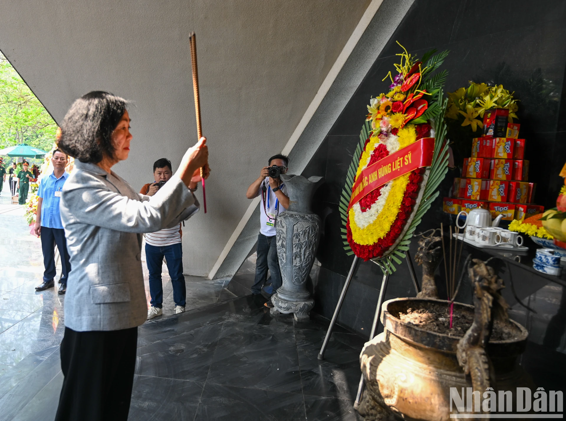 [Ảnh] Lãnh đạo Đảng, Nhà nước dâng hương, tưởng niệm các Anh hùng, liệt sĩ tại thành phố Điện Biên Phủ ảnh 5