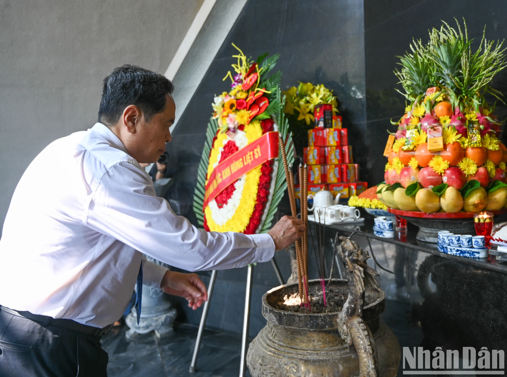 [Ảnh] Lãnh đạo Đảng, Nhà nước dâng hương, tưởng niệm các Anh hùng, liệt sĩ tại thành phố Điện Biên Phủ ảnh 7