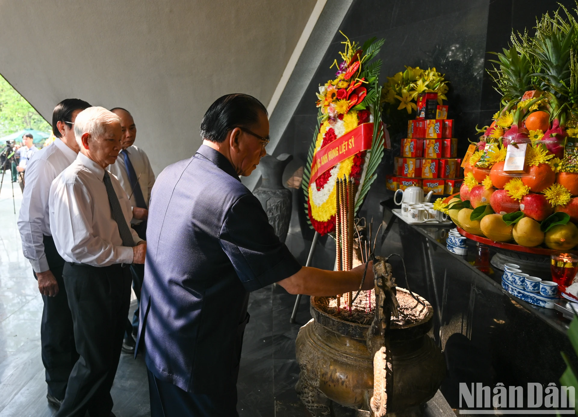 [Ảnh] Lãnh đạo Đảng, Nhà nước dâng hương, tưởng niệm các Anh hùng, liệt sĩ tại thành phố Điện Biên Phủ ảnh 6