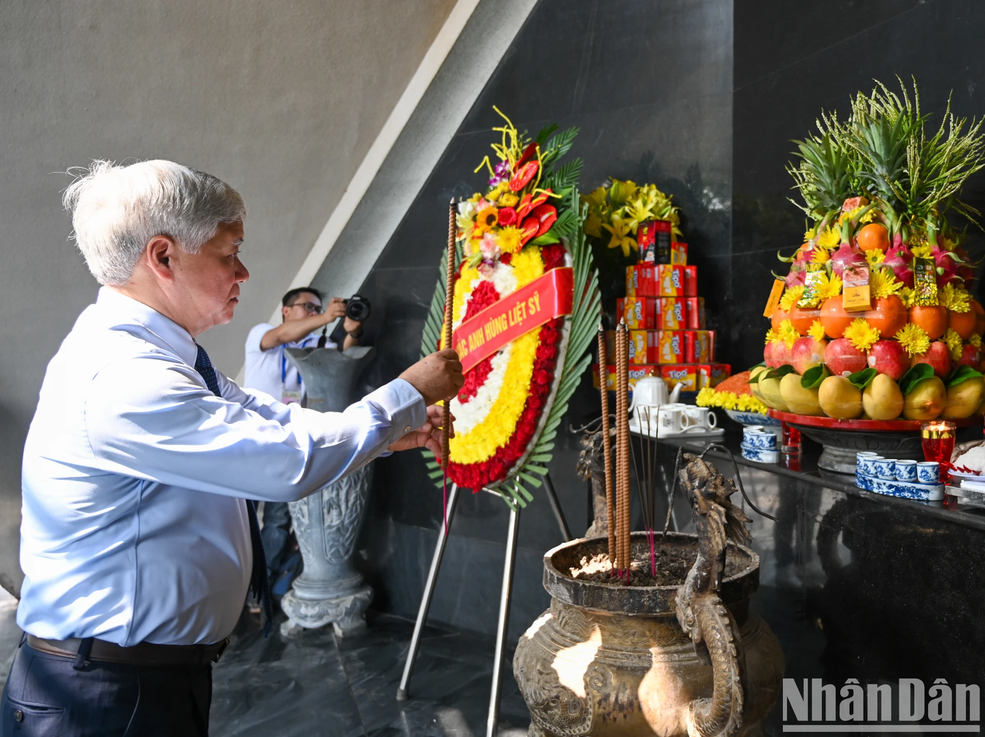 [Ảnh] Lãnh đạo Đảng, Nhà nước dâng hương, tưởng niệm các Anh hùng, liệt sĩ tại thành phố Điện Biên Phủ ảnh 8