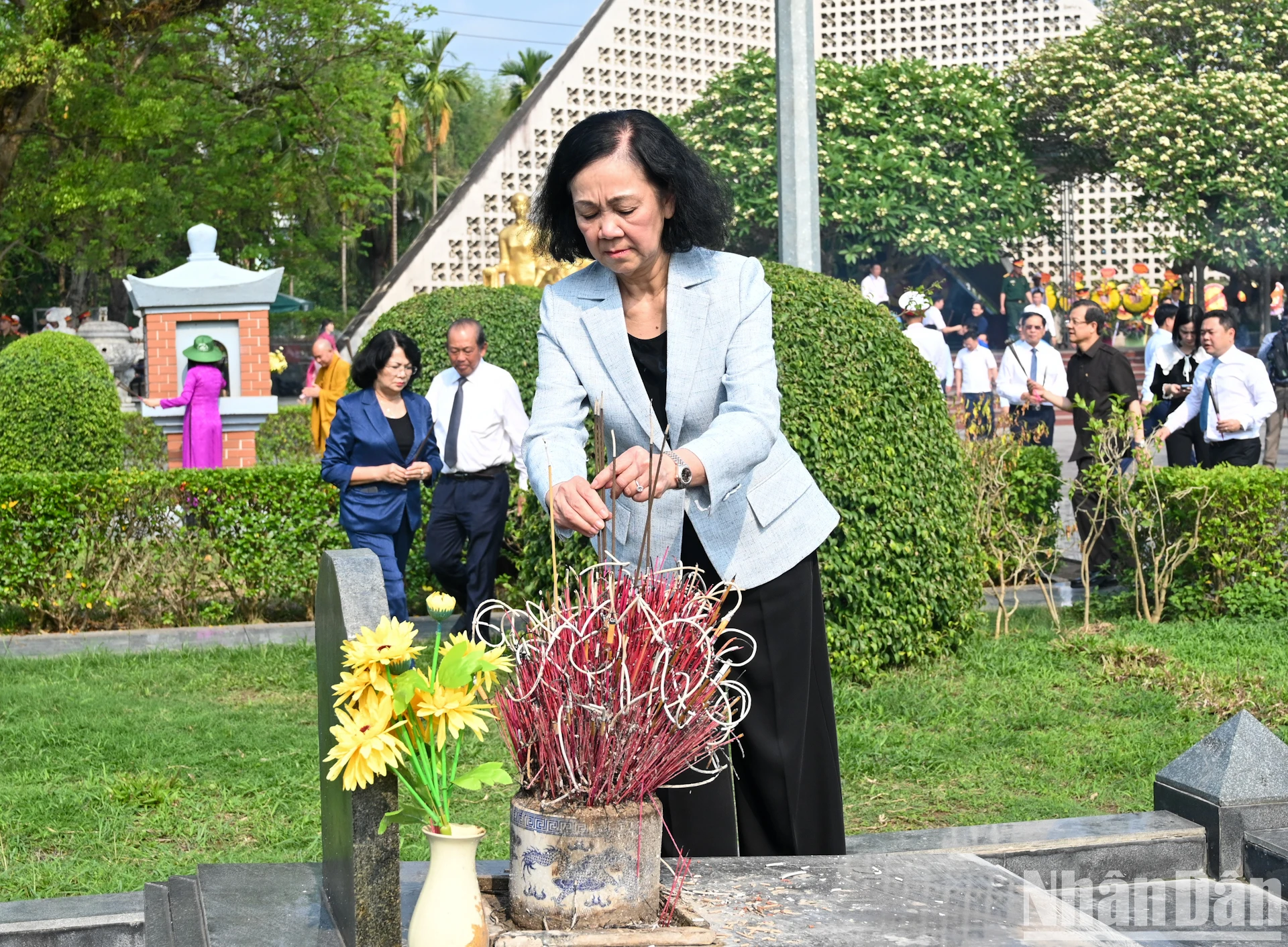 [Ảnh] Lãnh đạo Đảng, Nhà nước dâng hương, tưởng niệm các Anh hùng, liệt sĩ tại thành phố Điện Biên Phủ ảnh 9