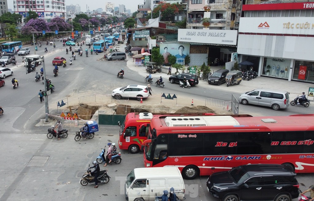 Quây rào nửa phố Kim Đồng để thi công hầm chui Vành đai 2,5 ảnh 8