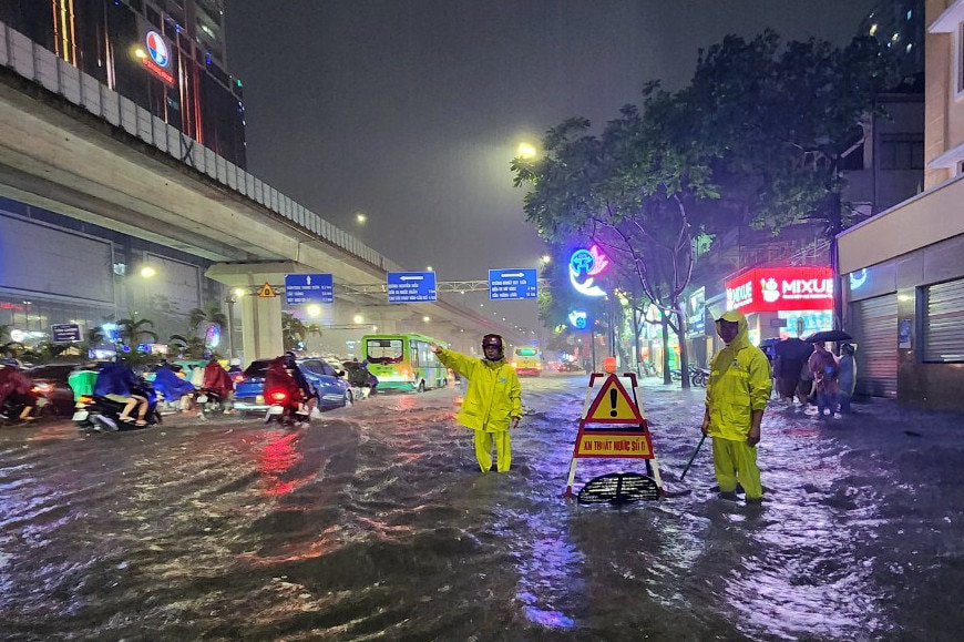 Miền Bắc sắp mưa lớn, nguy cơ lốc sét kèm gió giật mạnh và ngập úng