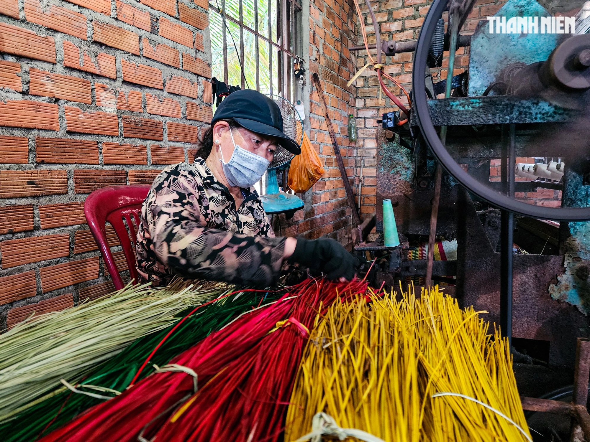 Vật liệu quan trọng nhất là cói, cói tốt thì chiếu bền, còn chiếu đẹp thì phụ thuộc vào người thợ dệt. Người làm chiếu không xem nhẹ bất kỳ yếu tố nào, công đoạn nào