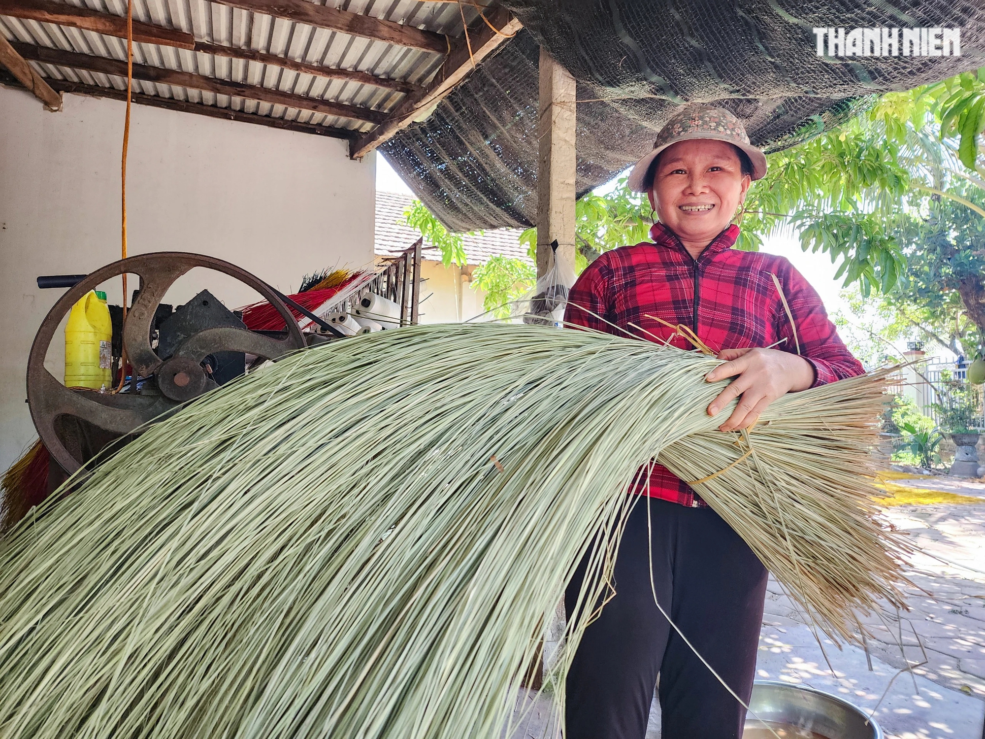 Bà Lý Thị Nhân (46 tuổi, ở thôn Chương Hòa, xã Hoài Châu Bắc) cho biết bản thân đã làm nghề chiếu cói từ lúc còn bé. Một chiếc chiếu được làm từ cói phải qua nhiều công đoạn. 