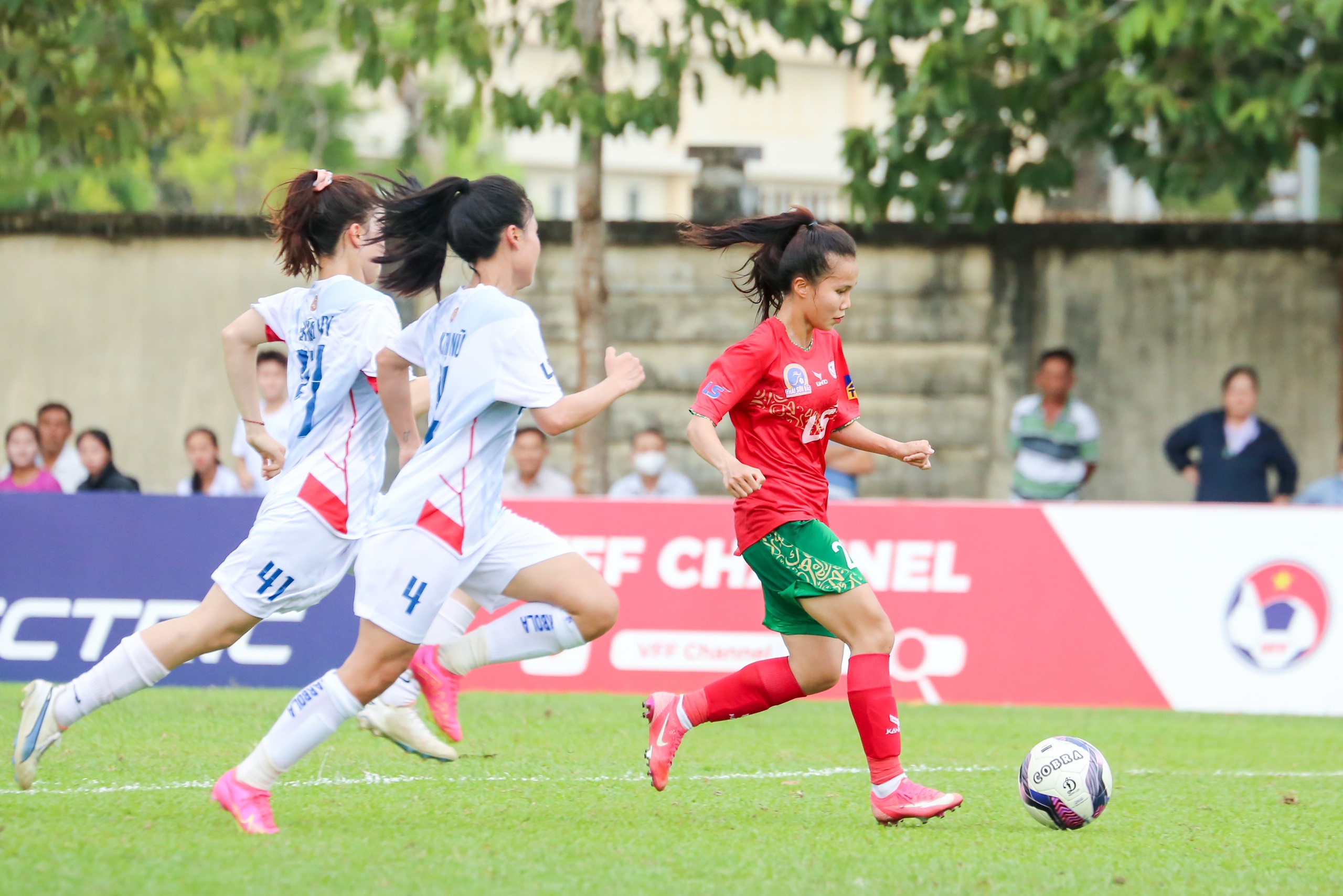 ‘Cánh chim lạ’ đưa CLB TP.HCM I bay cao, Phong Phú Hà Nam thắng trận vất vả- Ảnh 2.