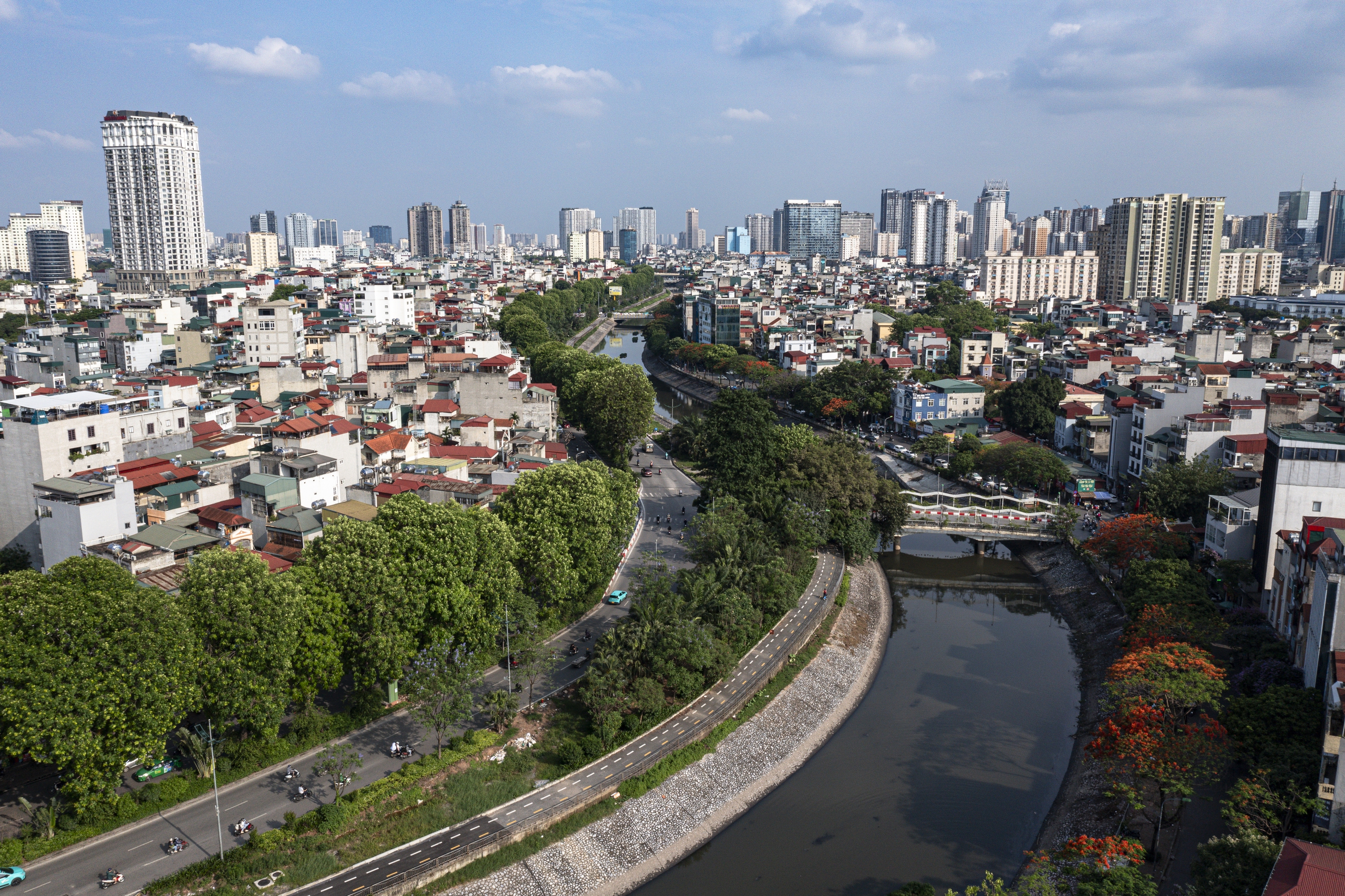 Đường vành đai 2 trên cao đoạn Láng nếu được đầu tư sẽ có chiều dài 3,8 km, rộng 19 m, và vận tốc tối đa là 80 km/h. Đây là trục chính đô thị. Tổng mức đầu tư dự kiến cho dự án này là gần 3.900 tỉ đồng, thời gian thực hiện dự kiến từ 2026 - 2030. Theo Sở GTVT Hà Nội, lưu lượng phương tiện tối đa hiện tại đã lên đến 8.000 phương tiện/giờ, trong khi dung lượng thiết kế ban đầu chỉ cho phép 3.000 phương tiện/giờ. Do đó, đường Láng thường xuyên gặp tình trạng ùn tắc vào giờ cao điểm