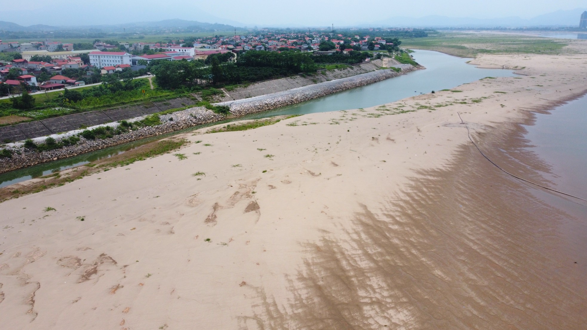 Sông Đà trơ đáy, người dân đi bộ, bắt cá giữa lòng sông ảnh 12