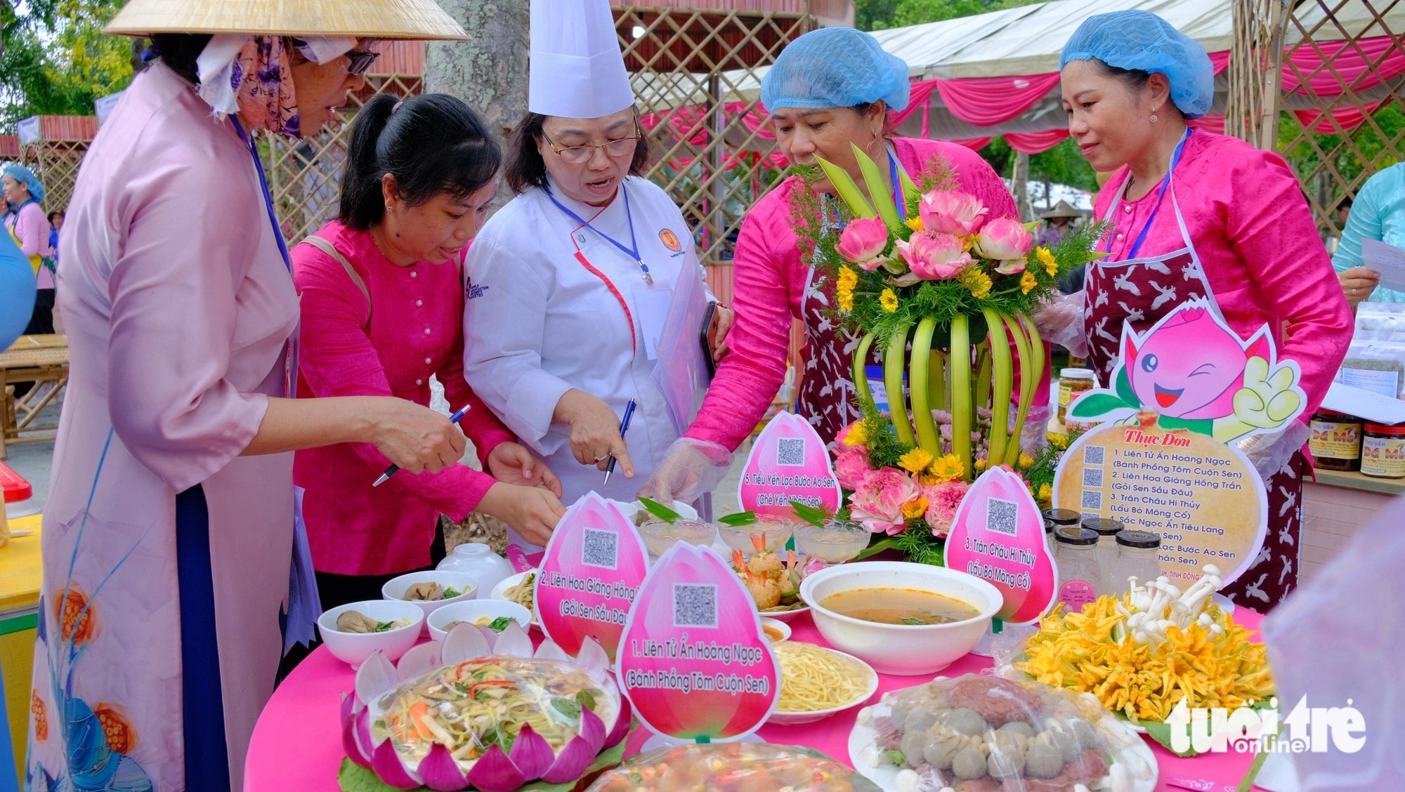 Ban giám khảo chấm điểm trong cuộc thi - Ảnh: ĐẶNG TUYẾT