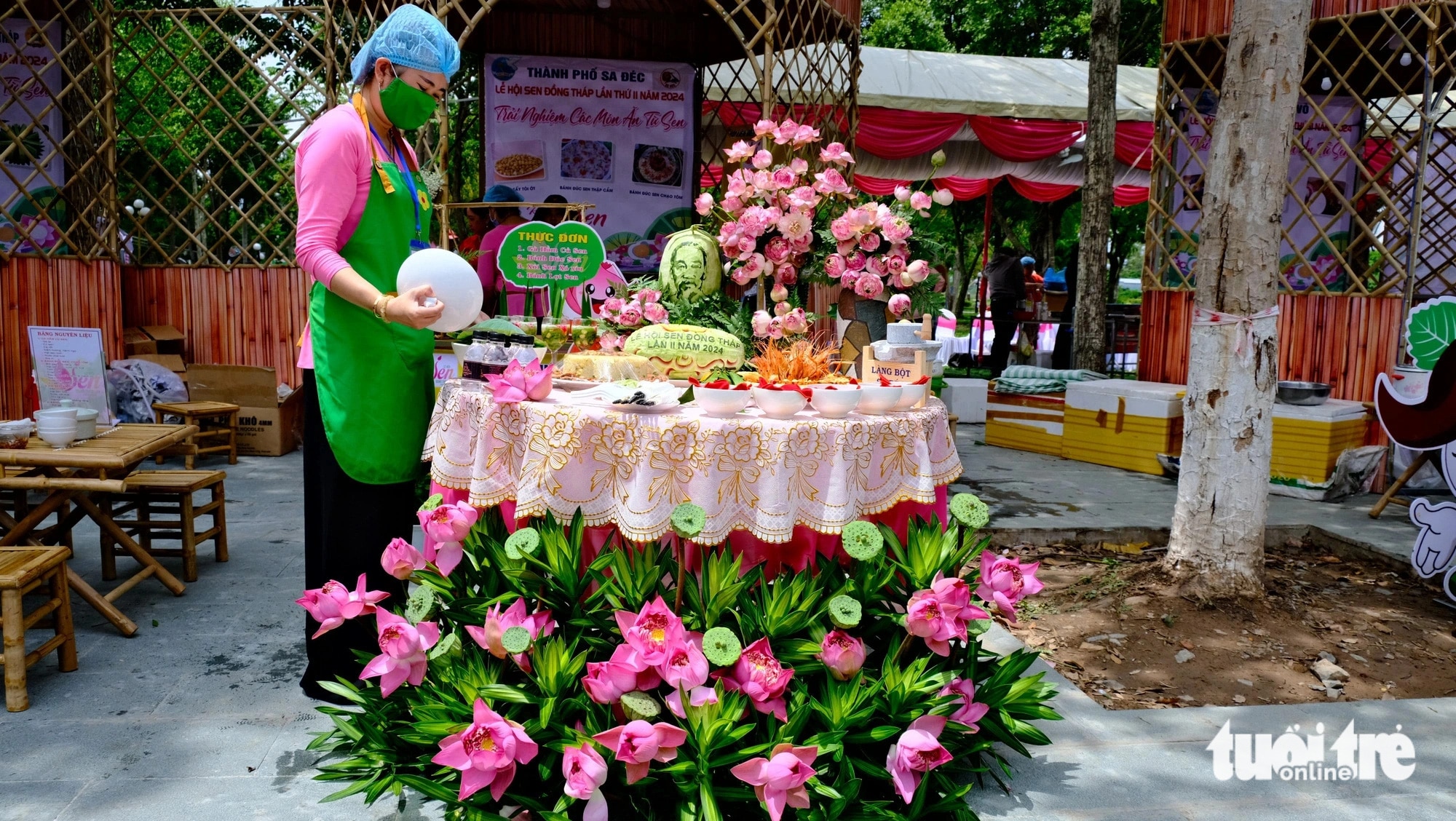 Một bàn tiệc đặc sắc sen được chị em TP Sa Đéc trang trí và chế biến công phu - Ảnh: ĐẶNG TUYẾT