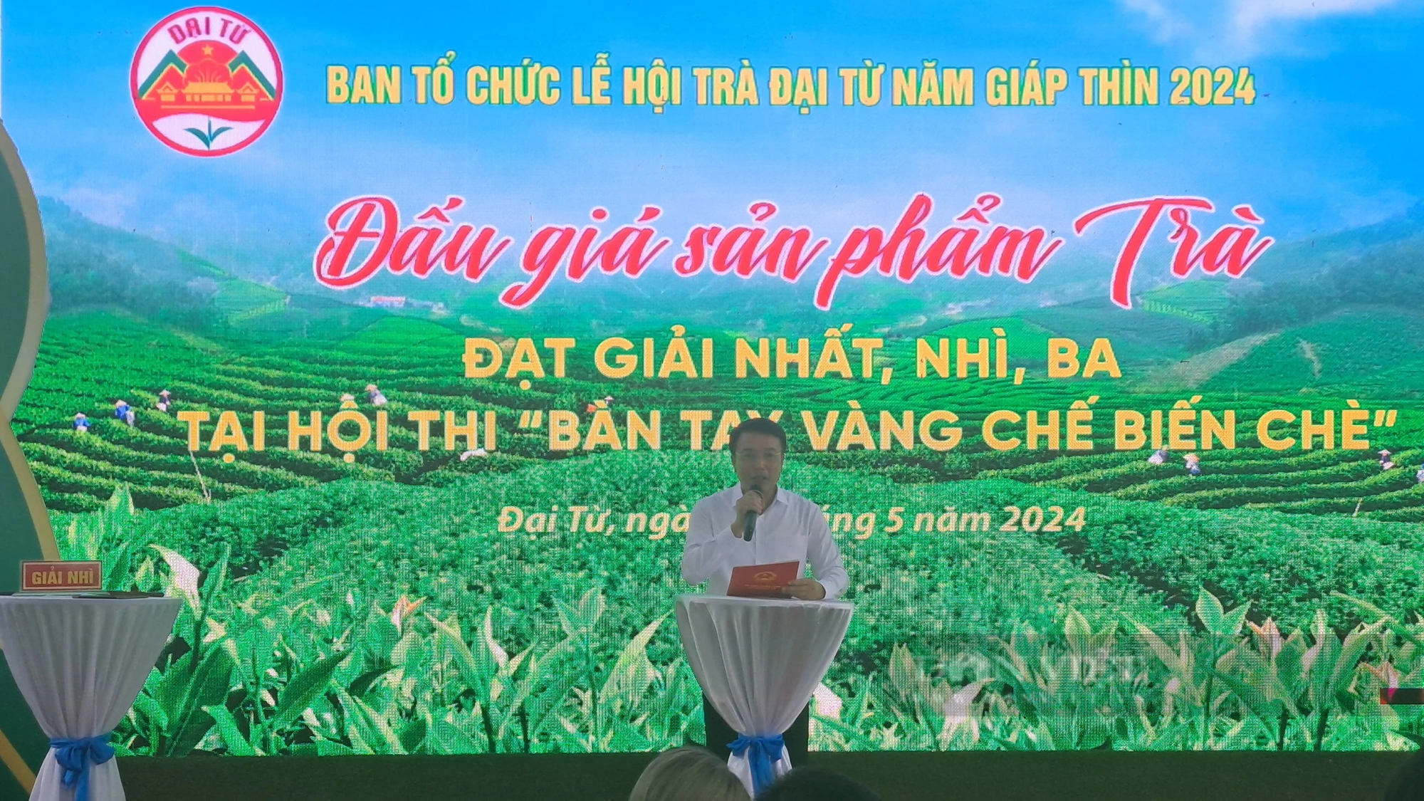 Đấu giá toàn bộ sản phẩm trà trong hội thi 