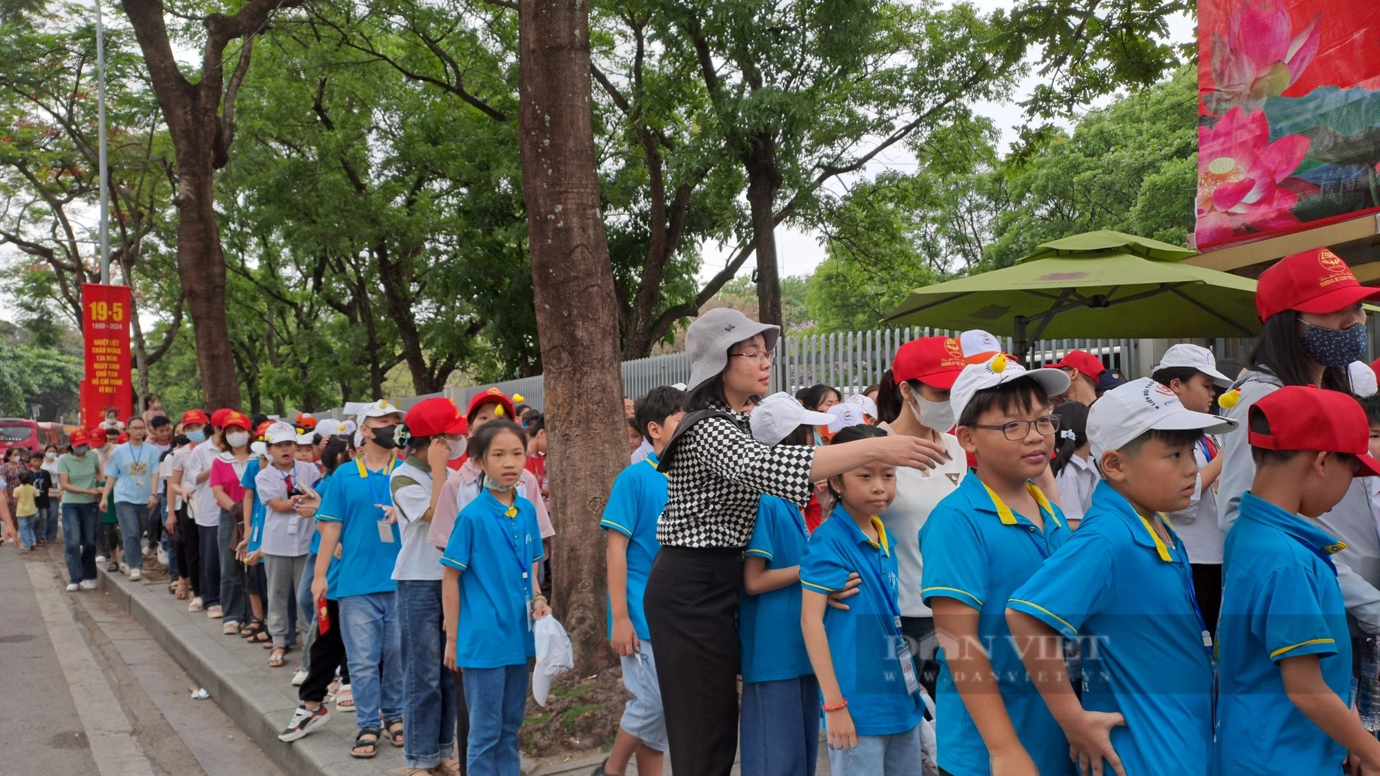 Dòng người xếp hàng vào Lăng viếng Chủ tịch Hồ Chí Minh sáng 19/5- Ảnh 3.