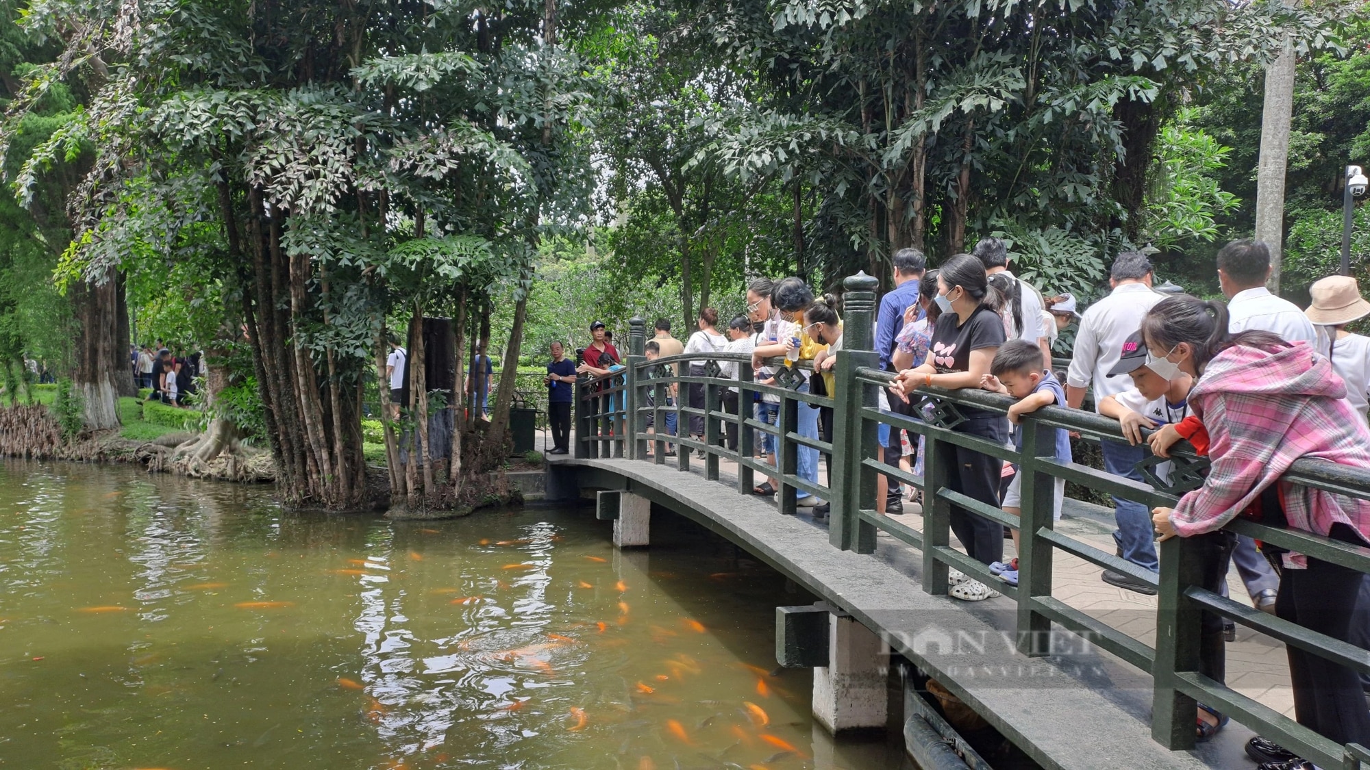 Dòng người xếp hàng vào Lăng viếng Chủ tịch Hồ Chí Minh sáng 19/5- Ảnh 8.