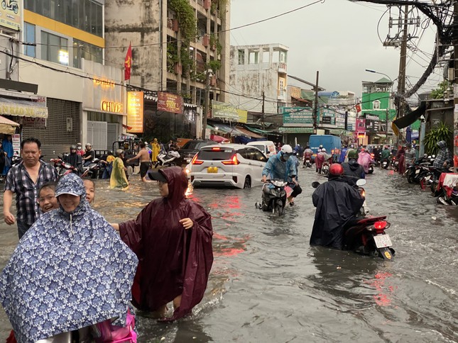 Nguyên nhân bung nắp hố ga trong cơn mưa lớn ở khu vực chợ Thủ Đức ảnh 2