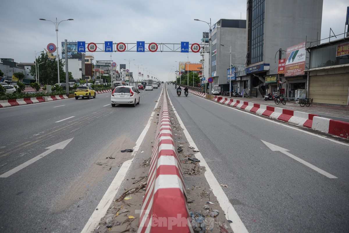 Hà Nội: Rác thải ngập ngụa bịt kín rãnh thoát nước trên cầu Vĩnh Tuy ảnh 2