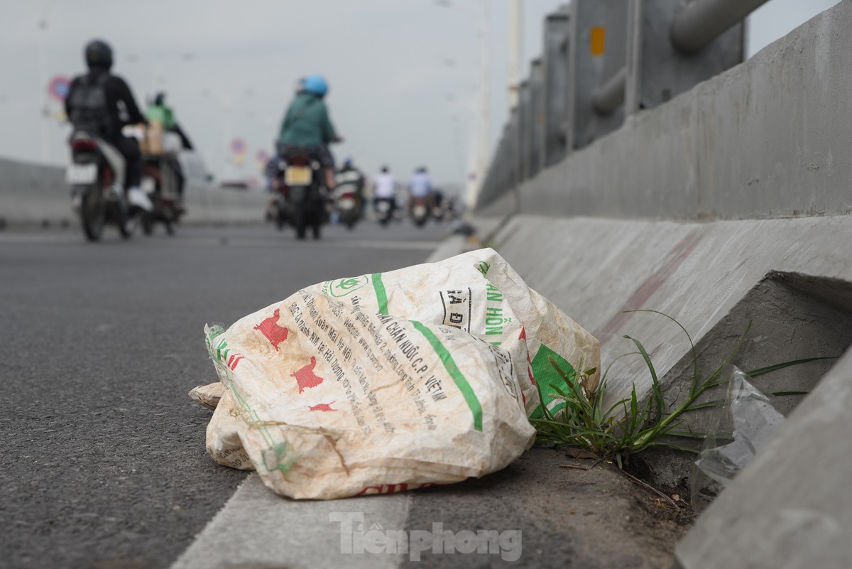 Hà Nội: Rác thải ngập ngụa bịt kín rãnh thoát nước trên cầu Vĩnh Tuy ảnh 6