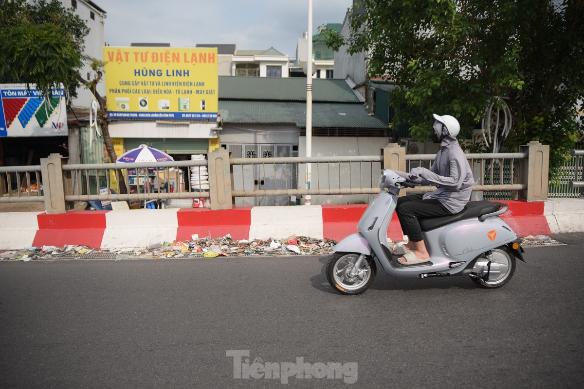 Hà Nội: Rác thải ngập ngụa bịt kín rãnh thoát nước trên cầu Vĩnh Tuy ảnh 10