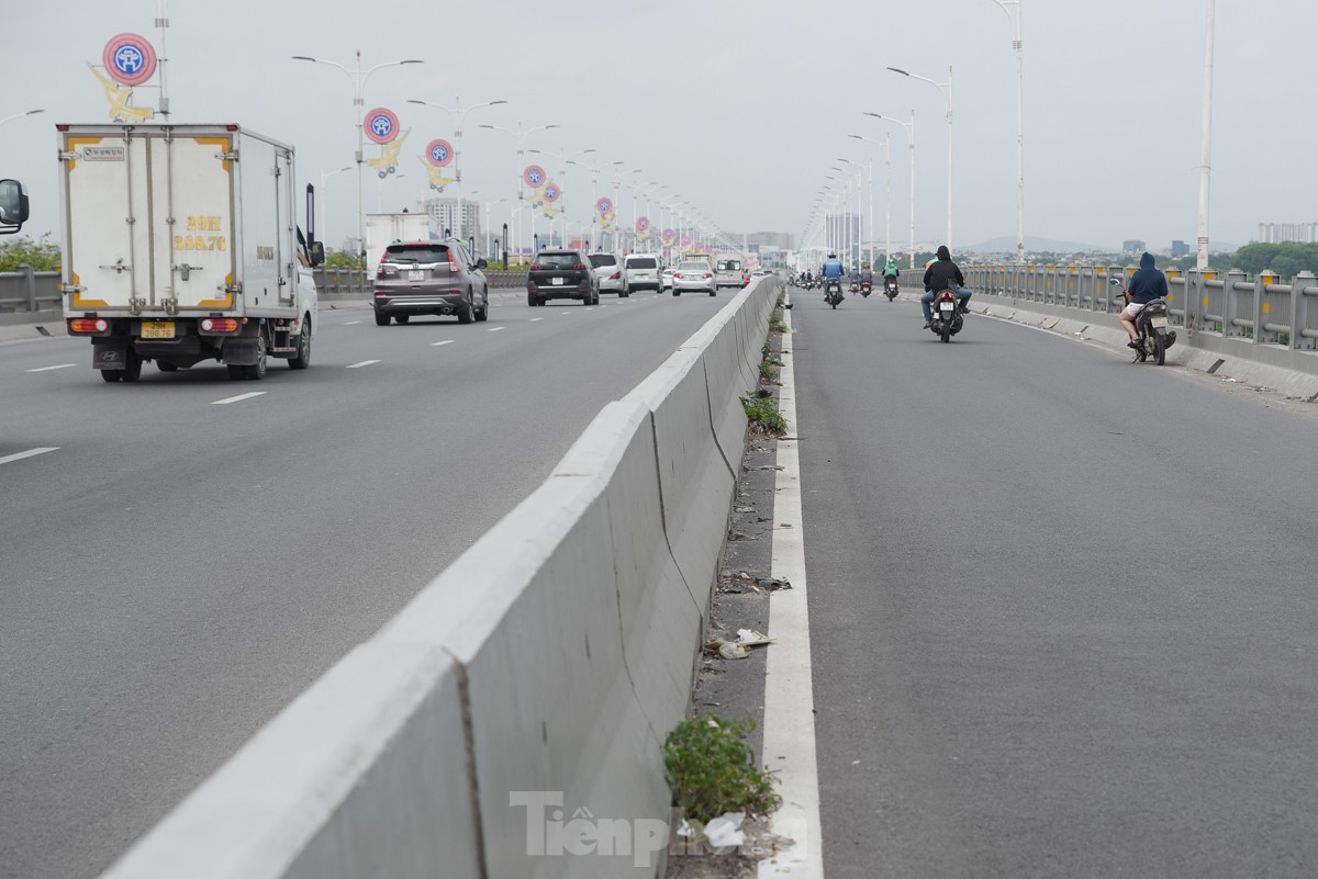 Hà Nội: Rác thải ngập ngụa bịt kín rãnh thoát nước trên cầu Vĩnh Tuy ảnh 11