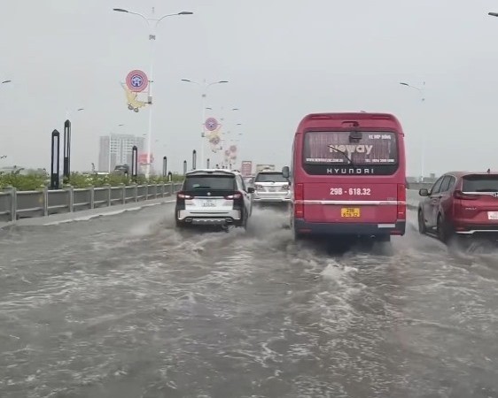 Hà Nội: Rác thải ngập ngụa bịt kín rãnh thoát nước trên cầu Vĩnh Tuy ảnh 16