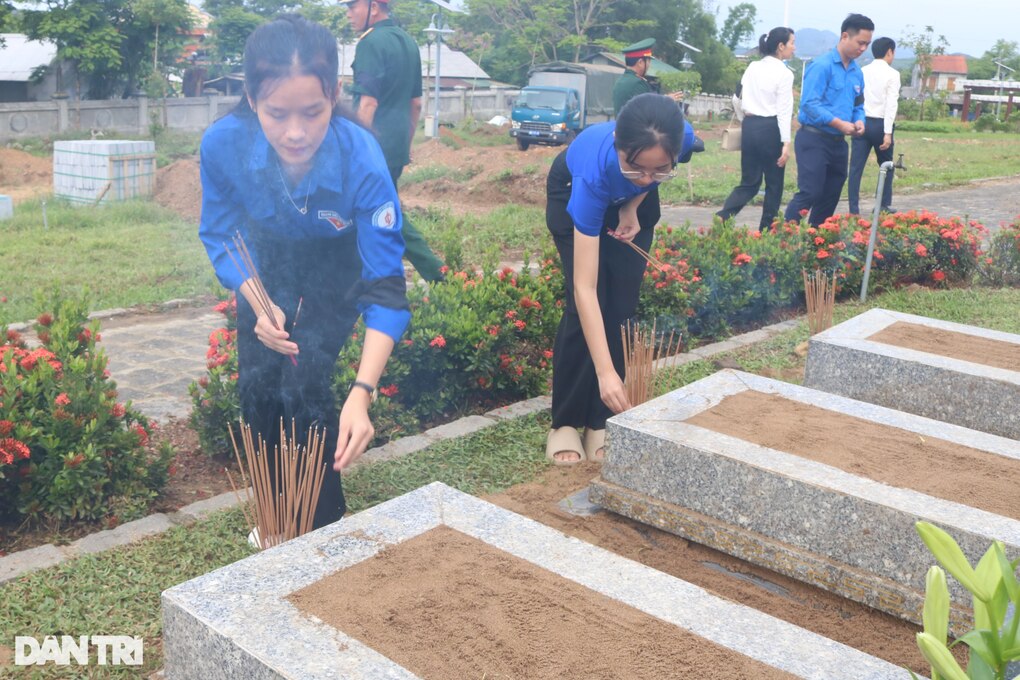 Truy điệu, an táng 12 hài cốt liệt sỹ nằm lại trên đất Lào - 4