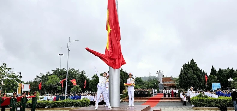 Kỷ niệm 63 năm Ngày Bác Hồ ra thăm đảo Cô Tô ảnh 2