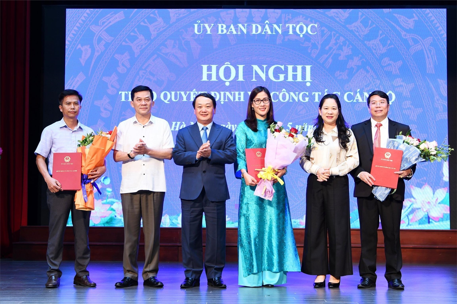 Các đồng chí lãnh đạo Ủy ban Dân tộc tặng hoa chức mừng các đồng chí được công nhận, bổ nhiệm