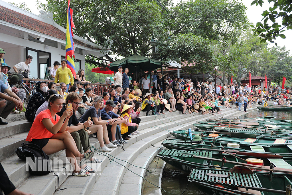 ninh binh soi noi cac hoat dong van hoa the thao tai le hoi den thai vi hinh 2