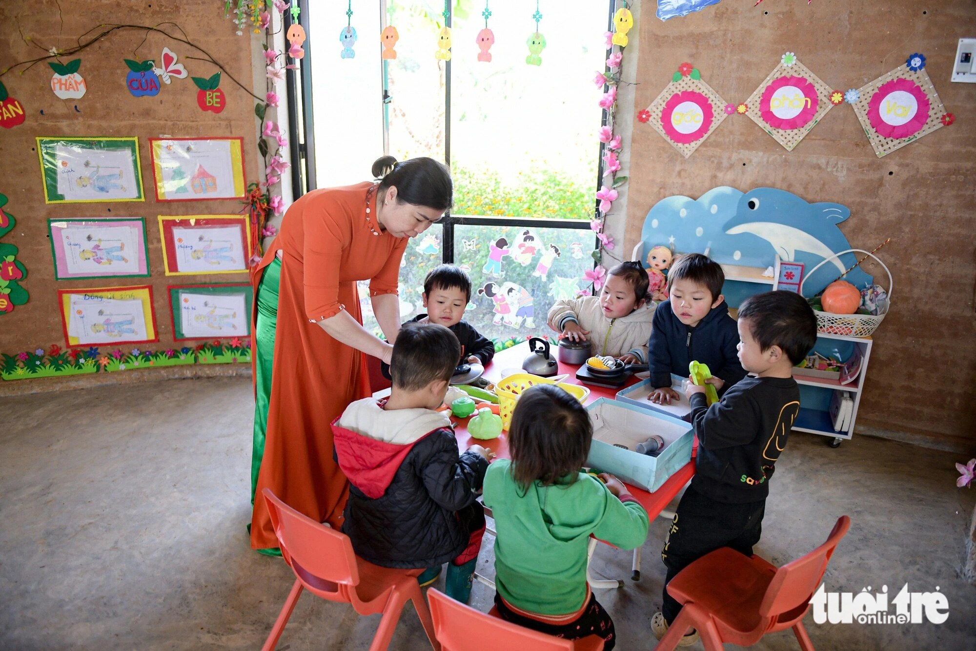 Cô dạy cháu hát, cô dạy cháu chơi... những cô giáo ở điểm trường Lùng Vài như người mẹ thứ hai của các em nhỏ - Ảnh: NAM TRẦN