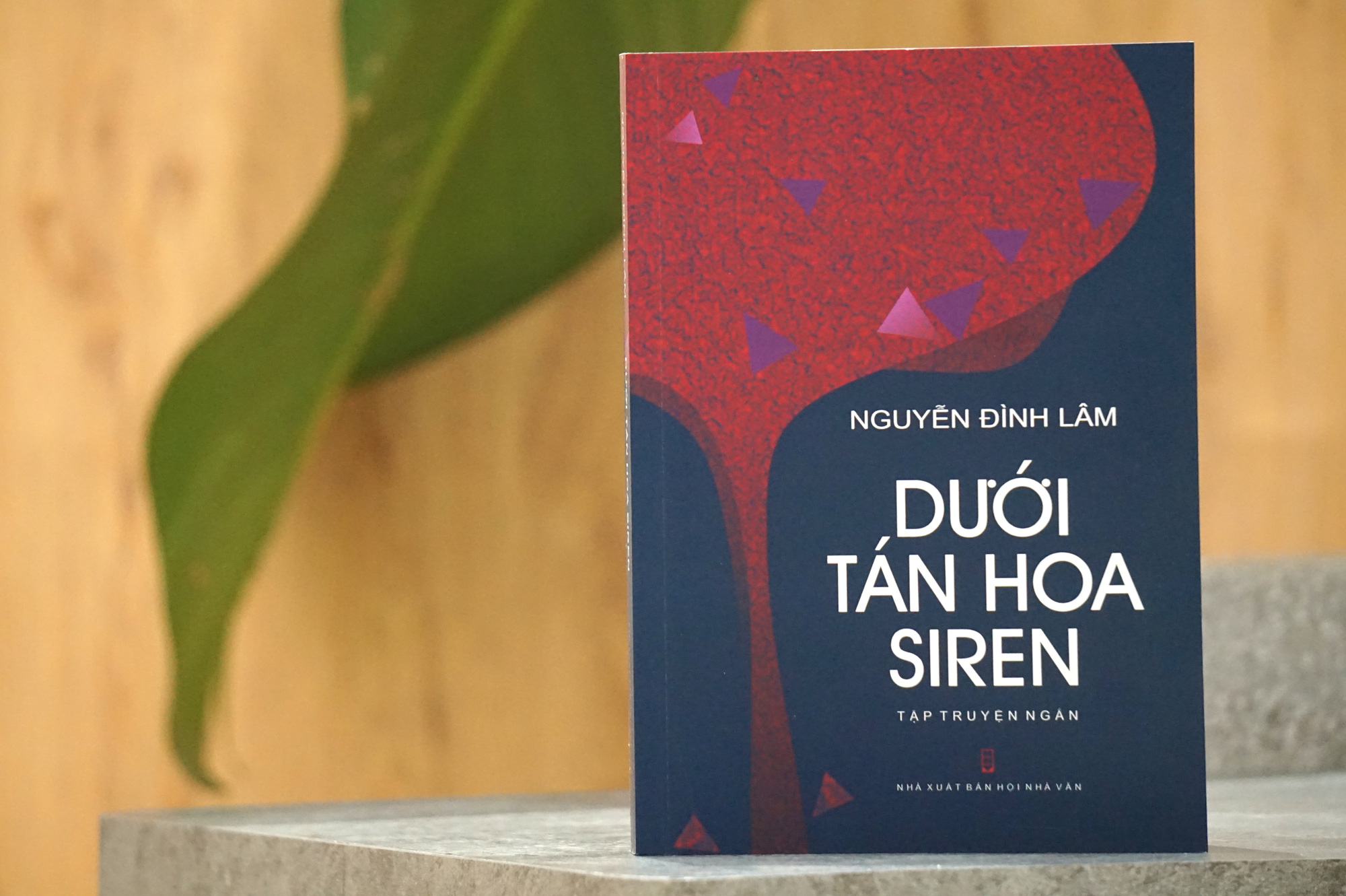 Tập truyện ngắn Dưới tán hoa siren của Nguyễn Đình Lâm NXB Hội Nhà Văn - Ảnh: T.ĐIỂU