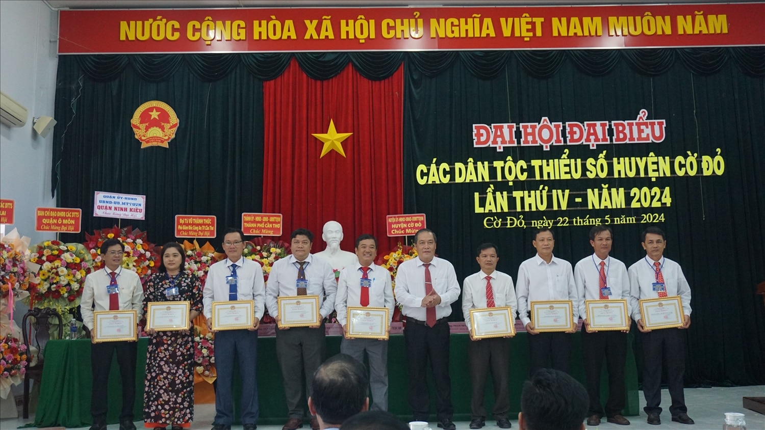 Ông Nguyễn Ngọc Thanh - Phó Bí thư Thường trực Huyện ủy, Chủ tịch HĐND huyện Cờ Đỏ trao Giấy khen của Chủ tịch UBND huyện đến các tập thể 