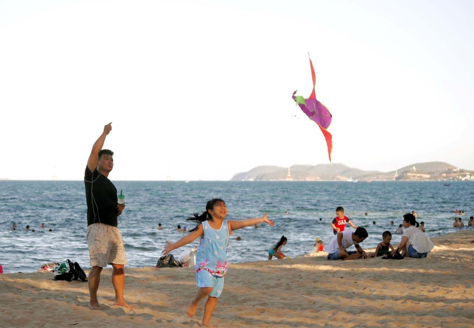 Du khách vui chơi trên bãi biển Nha Trang. Ảnh: Hoài Nam