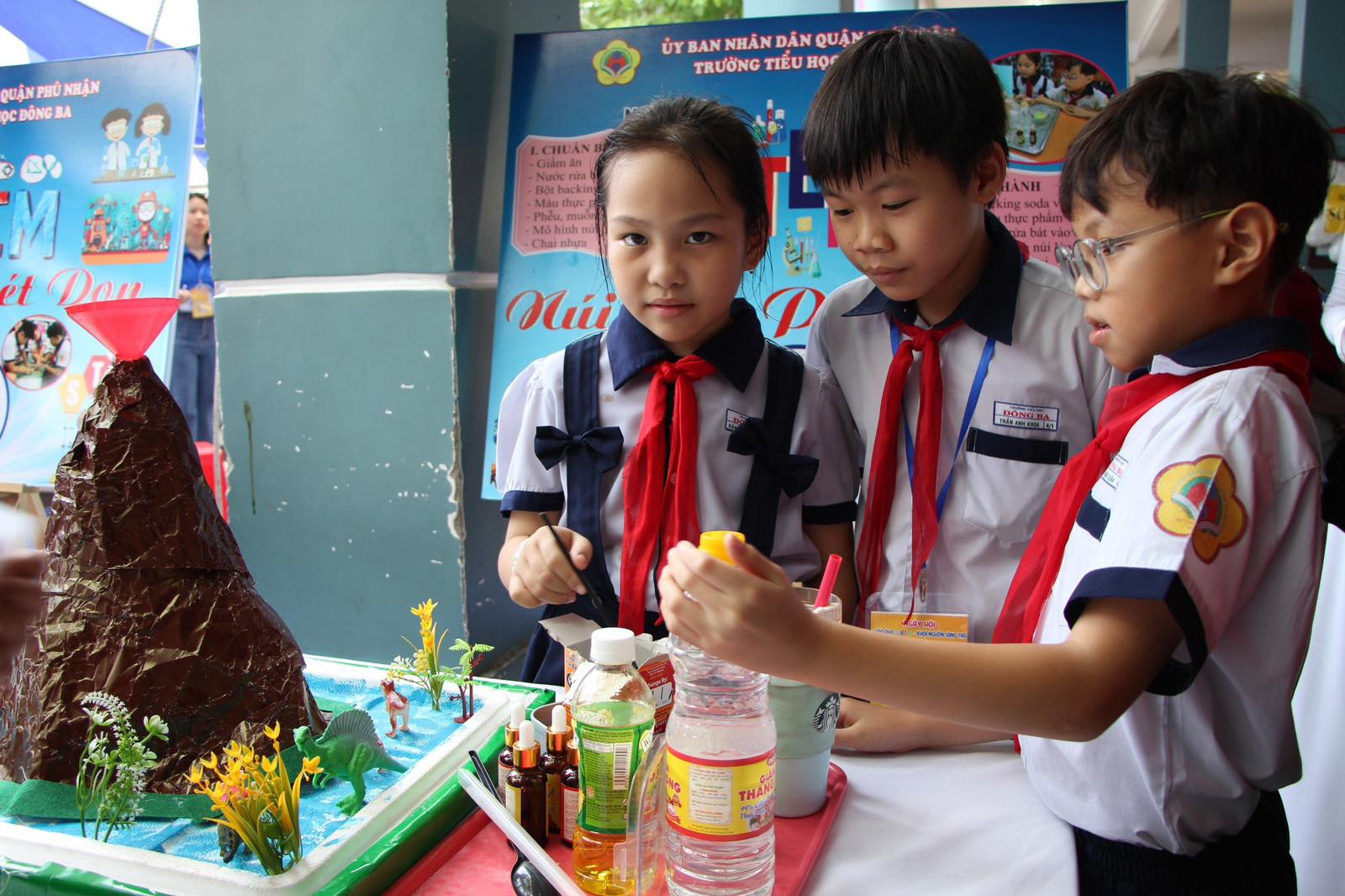 Mô hình hiện tượng Núi lửa phun trào của học sinh Trường tiểu học Đông Ba (Q.Phú Nhuận, TP.HCM)