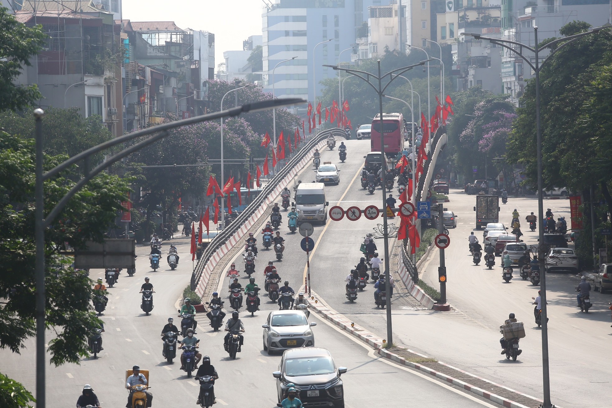 Nhìn gần những con đường 'đắt nhất hành tinh' ở Hà Nội ảnh 4