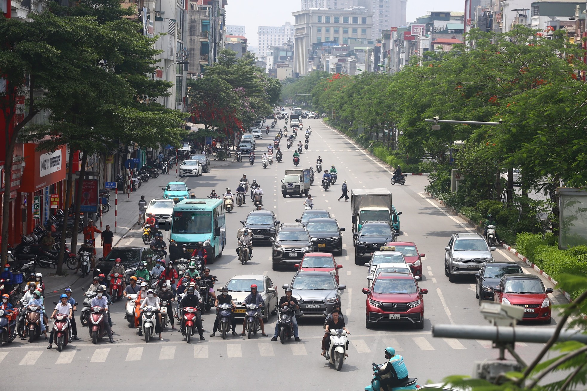 Nhìn gần những con đường 'đắt nhất hành tinh' ở Hà Nội ảnh 9