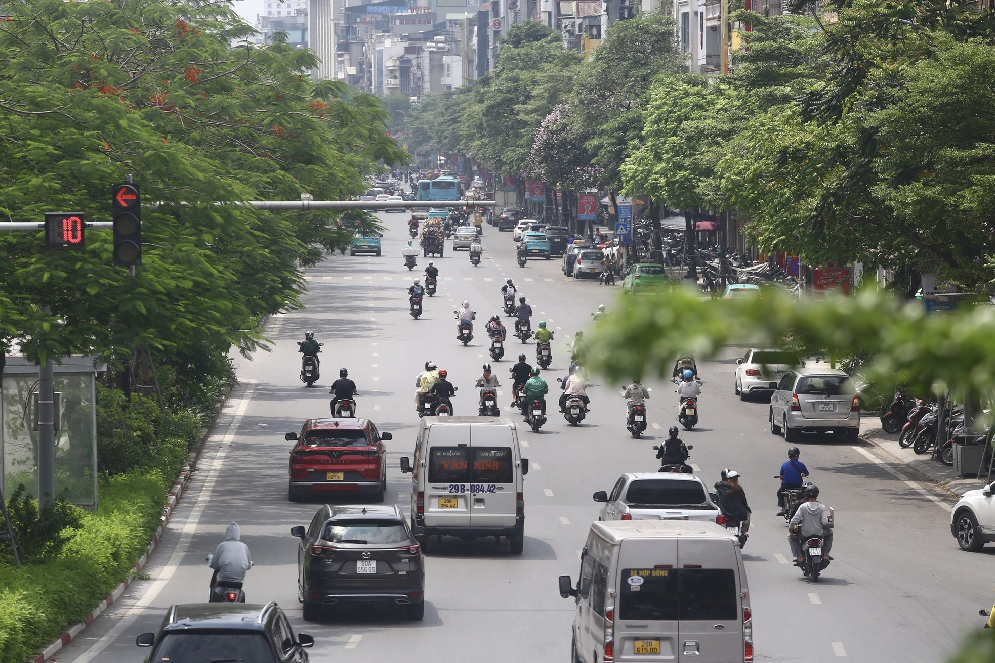 Nhìn gần những con đường 'đắt nhất hành tinh' ở Hà Nội ảnh 10