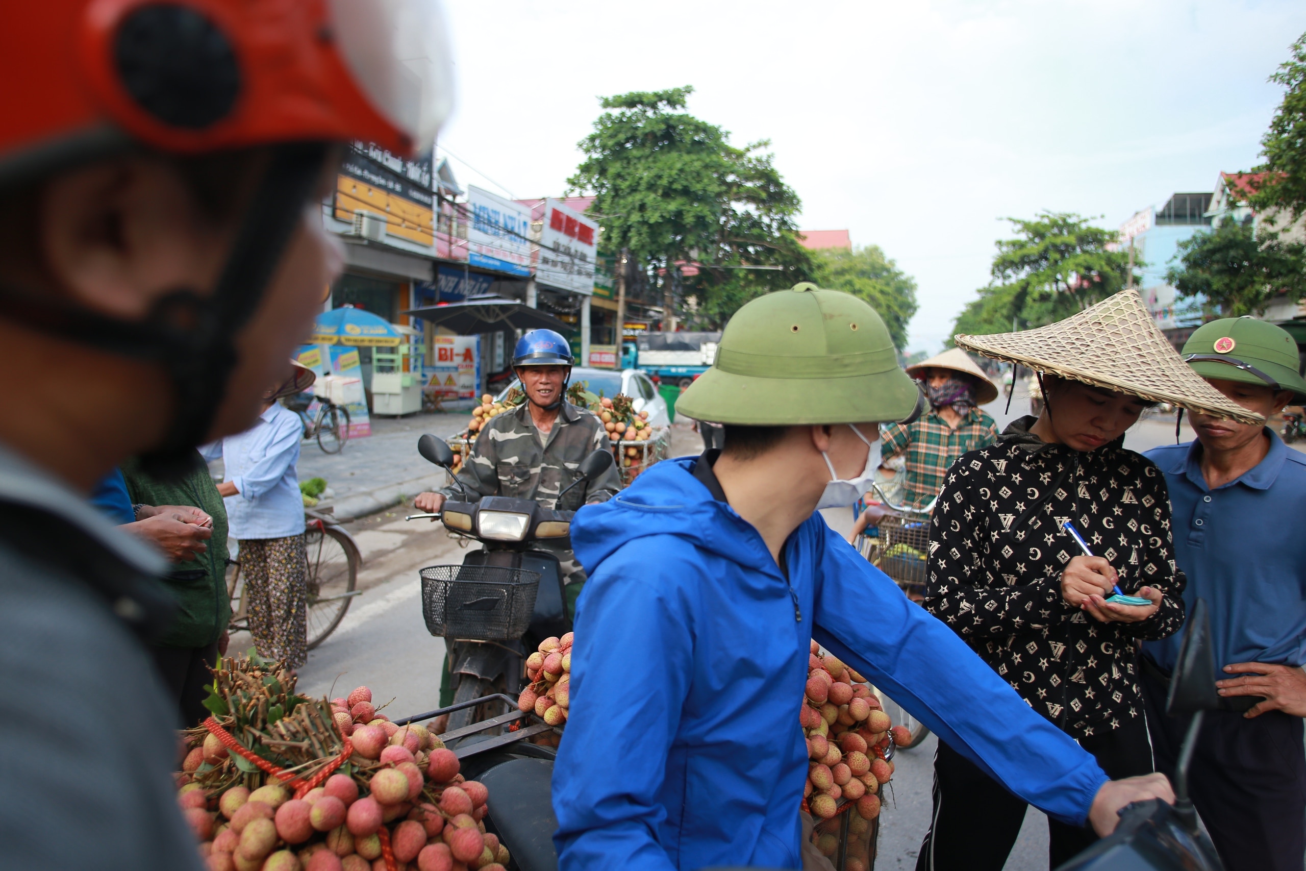 Người dân Bắc Giang vui mừng vì vải được thu mua với giá cao- Ảnh 12.