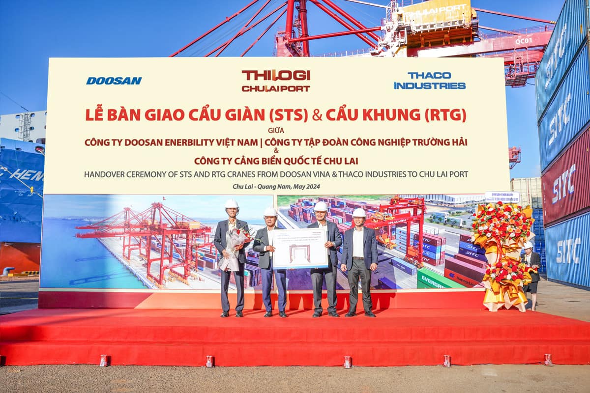 3.-Lãnh-đạo-THACO-INDUSTRIES-trao-biểu-trưng-bàn-giao-03-cẩu-khung-eRTG-cho-Lãnh-đạo-THILOGI-và-cảng-Chu-Lai