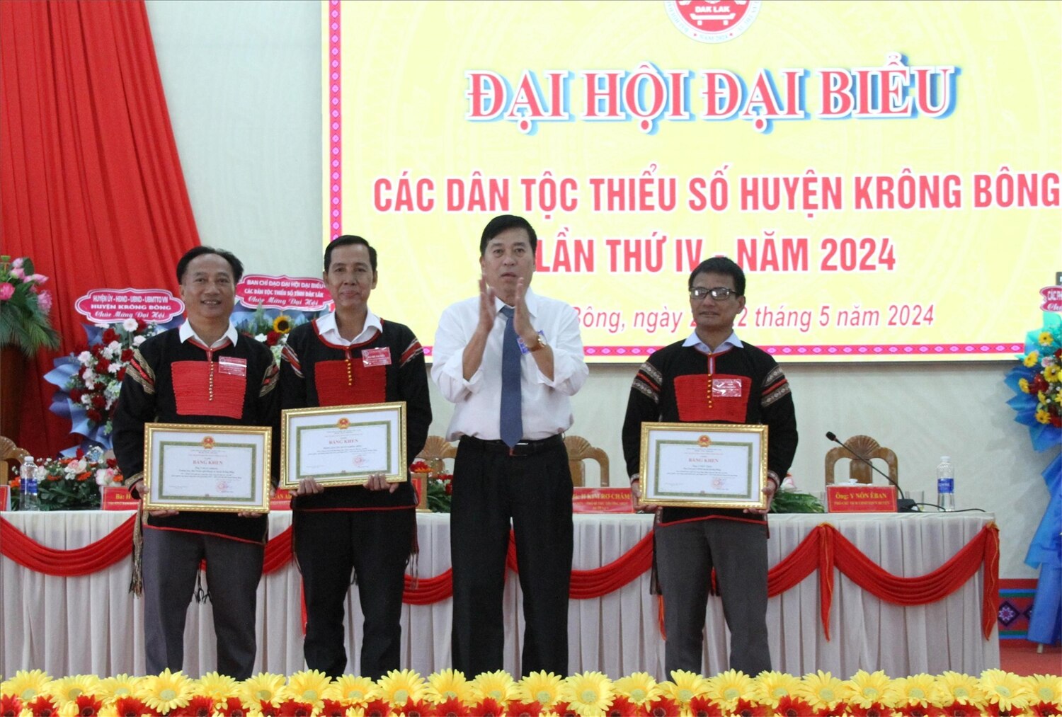 Trưởng Ban Dân tộc tỉnh Đắk Lắk Nguyễn Kính phát biểu chị đạo đại hội trao Bằng khen của UBND tỉnh Đắk Lắk cho các tập thể, cá nhân